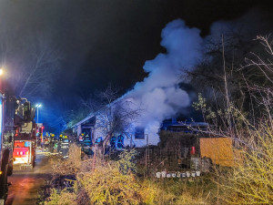 V Oseku nad Bečvou hořela chata. Jeden člověk skončil v péči záchranářů