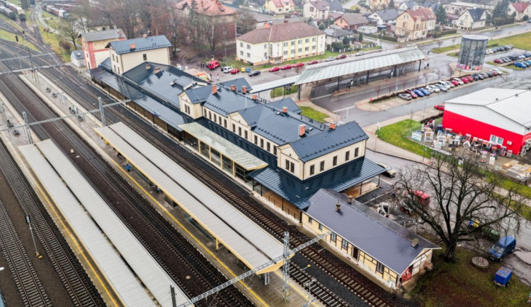 Zrekonstruované nádraží v Jaroměři dnes přivítalo první cestující