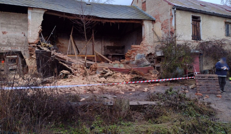 V Těšeticích u Bochova se zřítila boční stěna hospodářského stavení