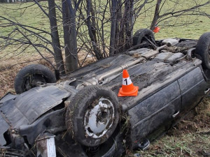 Osmnáctiletý řidič pod vlivem pervitinu převrátil auto na střechu. Ve voze byly ještě dvě mladé dívky