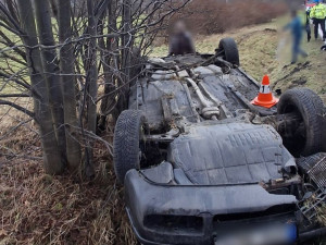 Osmnáctiletý řidič pod vlivem pervitinu převrátil auto na střechu. Ve voze byly ještě dvě mladé dívky