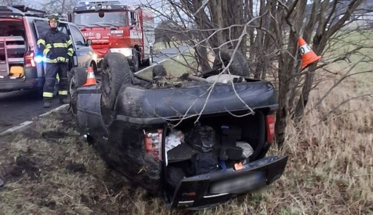 Osmnáctiletý řidič pod vlivem pervitinu převrátil auto na střechu. Ve voze byly ještě dvě mladé dívky