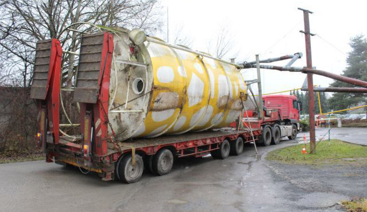 S náklaďákem zdeformoval v Hranicích plynovod, škoda je přes 200 tisíc