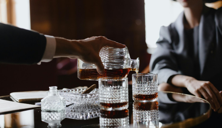 Napjatý večer na Jihlavsku. Muž a žena popíjeli alkohol, pak došlo k napadení