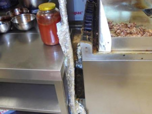 Zašlá mastnota a špína. Inspektoři na den zakázali provoz bistra v Olympii