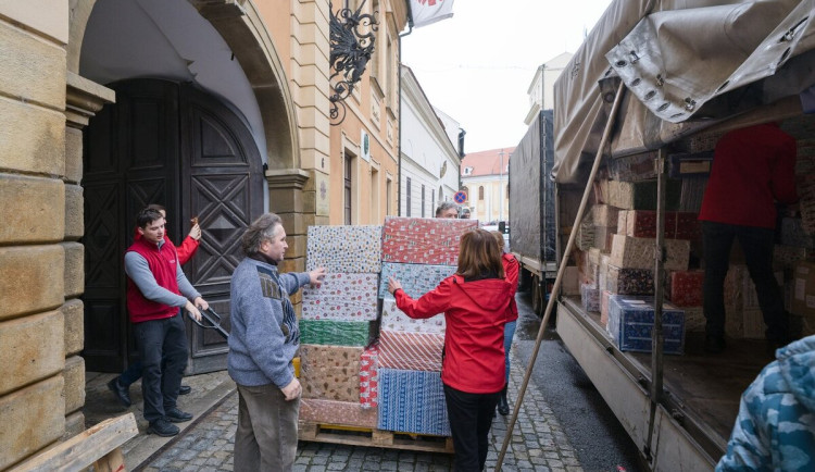 Tři tuny dárků a pomoci ukrajinským dětem. Z Olomouce vyrazil kamion se stovkami balíčků