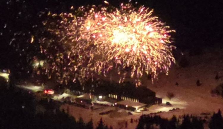 size4-17361571886511-124-video-peklo-na-silvestra-v-trsicich-petardy-usmrtily-pavy-ohnostroj-byl-i-na-prisne-chranene-ovcarne