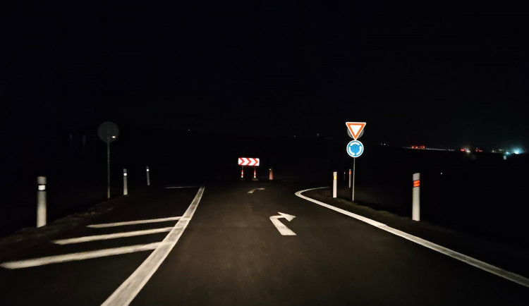 Po opuštění dálnice D35 u Olomouce několik řidičů odbočilo na kruhovém objezdu do protisměru