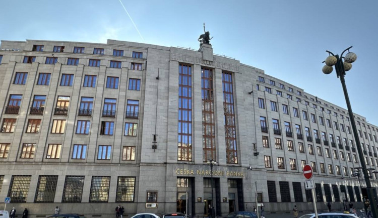 Český finanční sektor zůstává odolný, ČNB však varuje před riziky