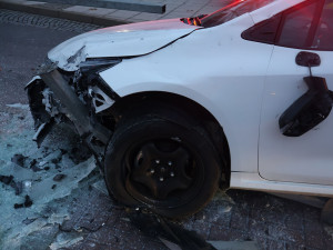 Mladý šofér strhl řízení na tramvajovou zastávku u hřbitova v Olomouci