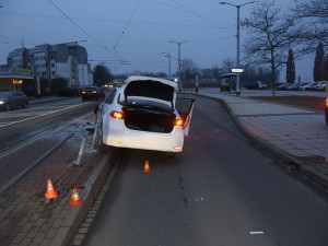 Mladý šofér strhl řízení na tramvajovou zastávku u hřbitova v Olomouci