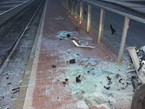 Mladý šofér strhl řízení na tramvajovou zastávku u hřbitova v Olomouci