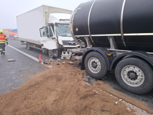 Na dálnici u Lipníku nad Bečvou havarovala dvě nákladní auta. Řidič zůstal zaklíněný v kabině