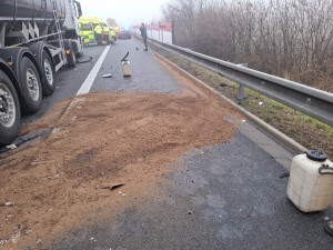 Na dálnici u Lipníku nad Bečvou havarovala dvě nákladní auta. Řidič zůstal zaklíněný v kabině