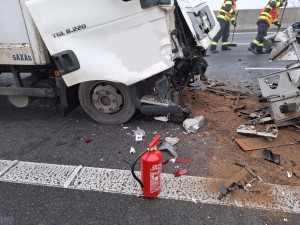 Na dálnici u Lipníku nad Bečvou havarovala dvě nákladní auta. Řidič zůstal zaklíněný v kabině