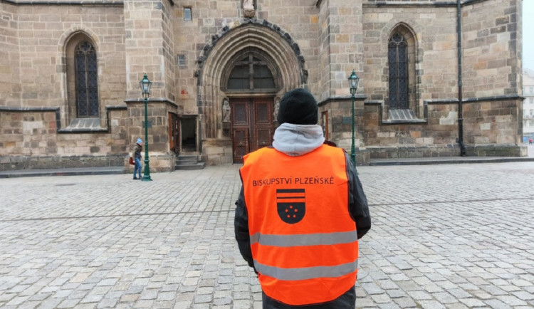 Lidé bez domova budou nadále střežit katedrálu, město dá na projekt přes milion