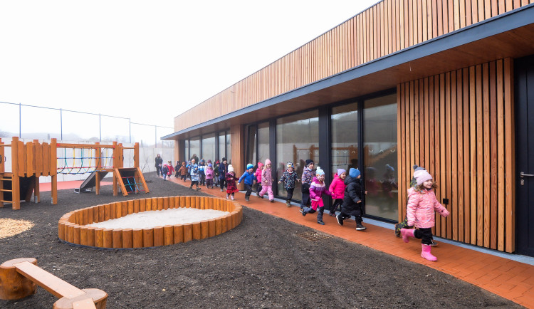 Dětem bude sloužit nová školka se střešní a venkovní zahradou za 76 milionů