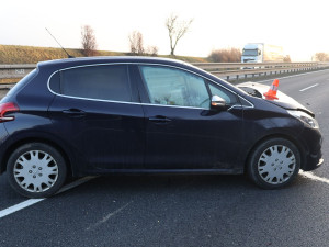 Letěl po dálnici do Prostějova a smetl auto před sebou. Doprava dvě hodiny stála