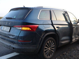 Letěl po dálnici do Prostějova a smetl auto před sebou. Doprava dvě hodiny stála