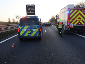 Letěl po dálnici do Prostějova a smetl auto před sebou. Doprava dvě hodiny stála