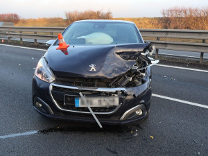 Letěl po dálnici do Prostějova a smetl auto před sebou. Doprava dvě hodiny stála