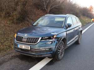 Letěl po dálnici do Prostějova a smetl auto před sebou. Doprava dvě hodiny stála