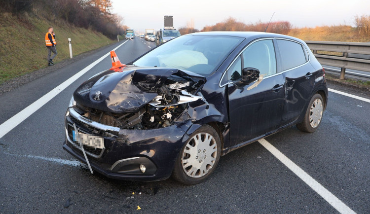 Letěl po dálnici do Prostějova a smetl auto, které bylo před ním. Doprava dvě hodiny stála