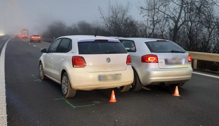Řidička se čtyřmi promile alkoholu se proháněla po Olomouci. Při předjíždění bourala
