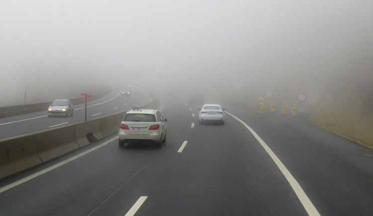 Automatická světla v mlze selhávají. Přepněte je ručně, radí policisté