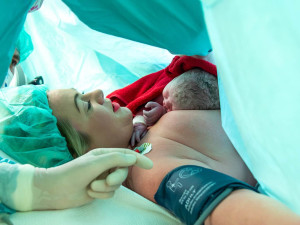 VIDEO: Od prvních vteřin stále spolu. FN Olomouc inovuje postupy po císařském řezu