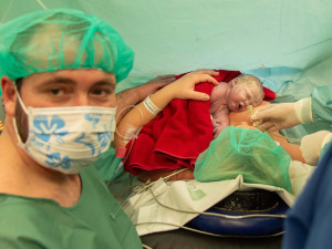 VIDEO: Od prvních vteřin stále spolu. FN Olomouc inovuje postupy po císařském řezu