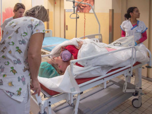 VIDEO: Od prvních vteřin stále spolu. FN Olomouc inovuje postupy po císařském řezu