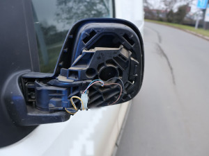 Opilý řidič měl v autě dvě malé děti bez sedaček. U Krčmaně narazil do značky a ujel