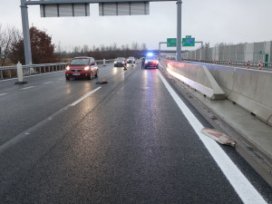 Opilý řidič měl v autě dvě malé děti bez sedaček. U Krčmaně narazil do značky a ujel