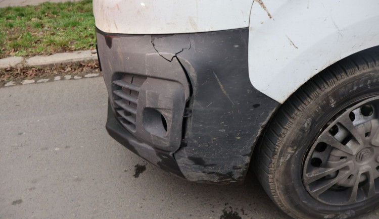 Opilý řidič měl v autě dvě malé děti bez sedaček. U Krčmaně narazil do značky a ujel