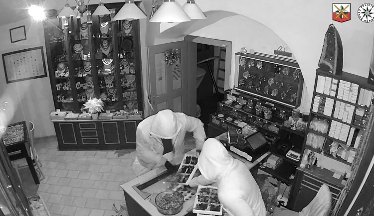 Drzá krádež za víc než milion. Maskovaní zloději vykradli obchod s vltavíny, vše natočila kamera