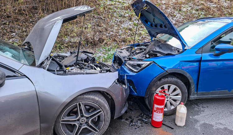 Při střetu aut na Jesenicku utrpělo zranění pět lidí, zasahovali i hasiči z Polska
