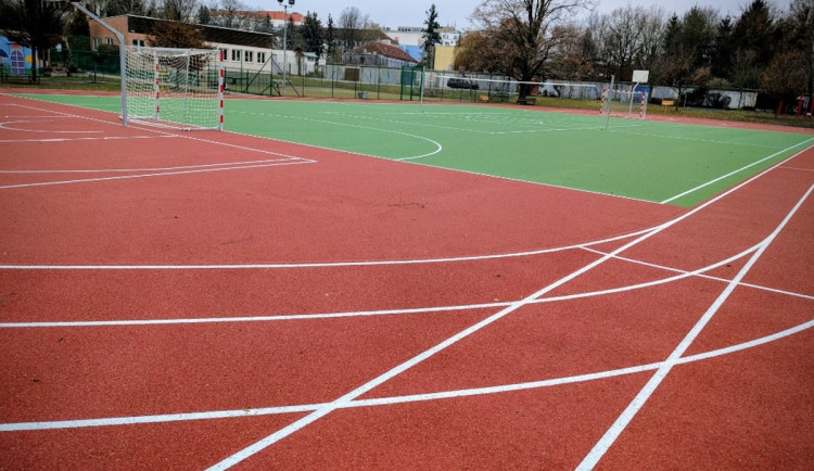 Grünwaldovka má opravené hřiště. Veřejnost ho vyzkouší na jaře