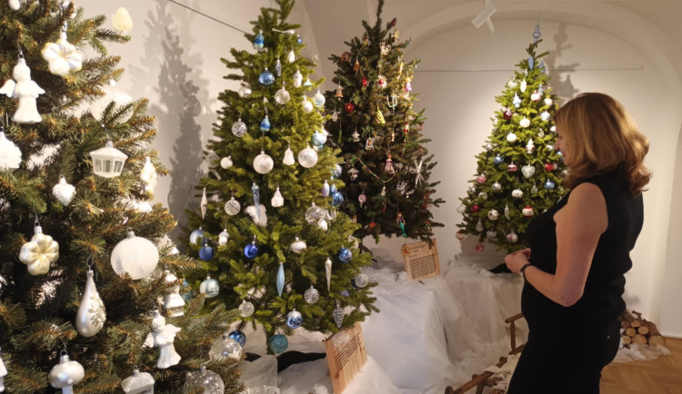 FOTO: Kapustový stromek, skřítci a pohádky. Výstava o Andersenovi přibližuje Vánoce v Dánsku