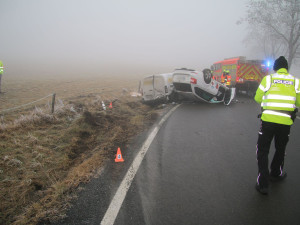 Dvojitá havárie na Šternbersku: řidič naboural do auta čekajícího na odtah