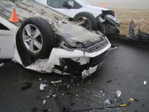 Dvojitá havárie na Šternbersku: řidič naboural do auta čekajícího na odtah