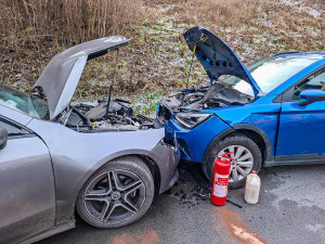 Při střetu aut na Jesenicku utrpělo zranění pět lidí, zasahovali i hasiči z Polska