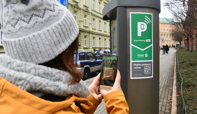 Motoristé zapláčou. Nová zóna placeného parkování startuje v okolí zimního stadionu