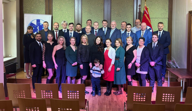 Medaile, poděkování i plakety. Záchranka ocenila své lidi, ředitele čekalo překvapení