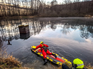 Hasiči zachránili srnku uvězněnou na rybníku v Jeseníku. Zásah komplikoval tenký led