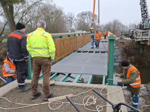 Nesmíme jezdit po mostě? Tak si postavíme svůj, Mohelnice má novou lávku přes Moravu