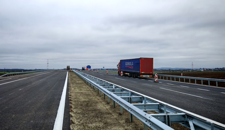 Historický milník pro ČR i Přerov. D1 přinese úlevu po dekádách sporů a kolon