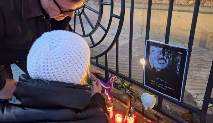 Sedmadvacetiletý Jiří Kotrla z Olomouce padl při obraně Ukrajiny. U orloje je pietní místo