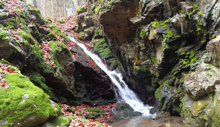 TIP NA VÝLET: Procházka okolo Žlebského vodopádu dá zabrat. Odměnou je tajuplná příroda