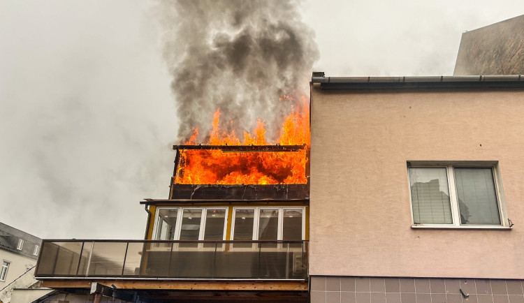 V Prostějově hořel dům, jedna osoba se zranila. Hasiči zasahovali v dýchací technice